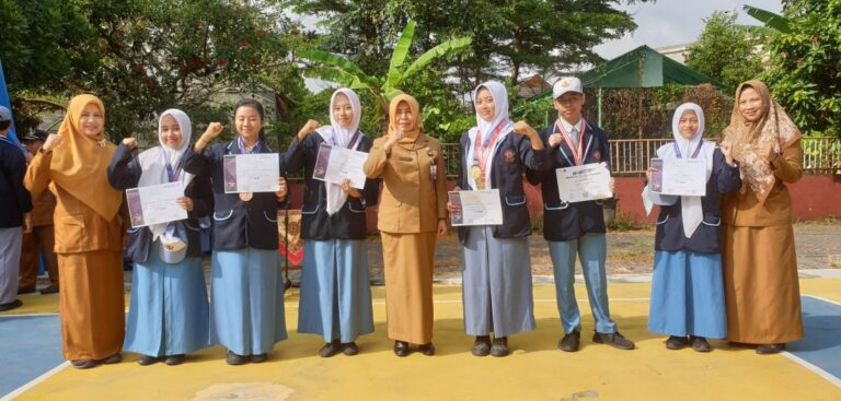 Launching Buku Siswa dan Guru Warnai Upacara SMAN 8 Malang