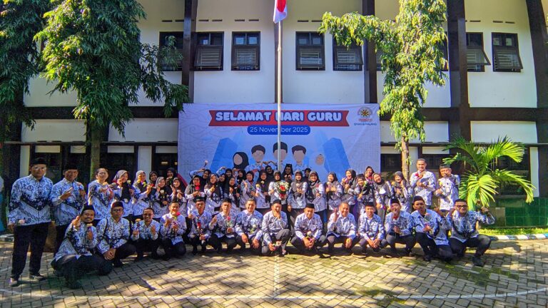 SMA Negeri 8 Malang Gelar Upacara Peringatan Hari Guru Nasional 2025