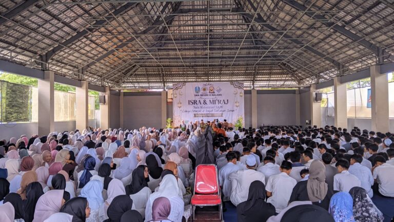 SMAN 8 Malang Peringati Isra’ Mi’raj 2026 dengan Tema “Cahaya Petunjuk di Tengah Tantangan Zaman”