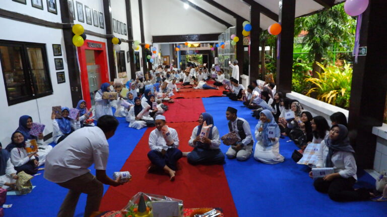 SMAN 8 Malang Peringati HUT ke-53 dengan Bhakti Sosial dan Tasyakuran Penuh Kebersamaan