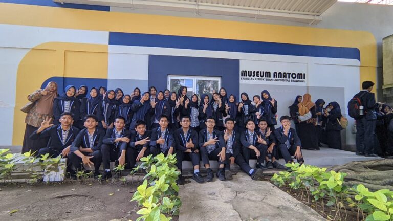 Siswa Kelas XI SMAN 8 Malang Laksanakan Outing Class Edukatif ke Museum Anatomi FK-UB