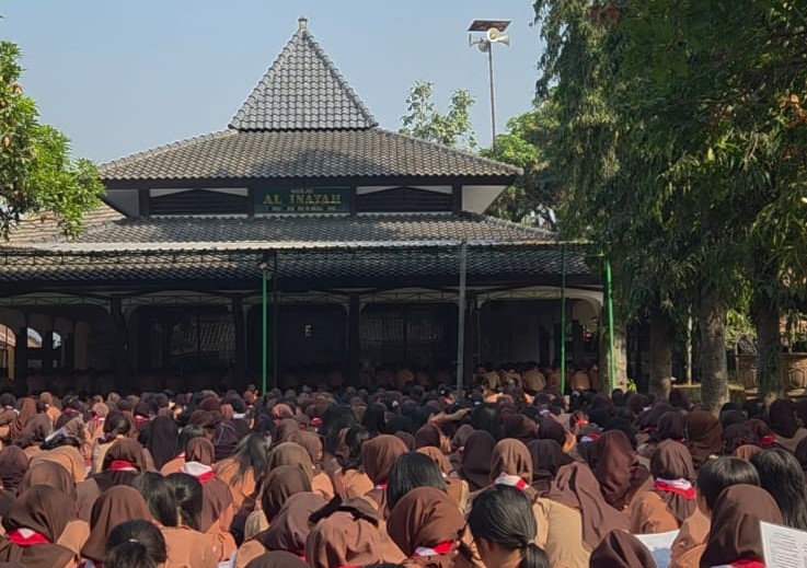 Jum’at Kerohanian SMAN 8 Malang: Memperkuat Keimanan melalui Istighosah Bersama